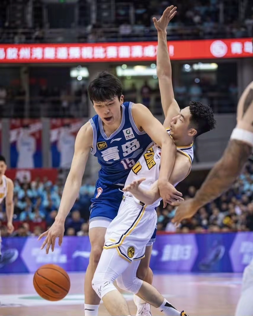 今夜体能课后；广厦男篮遗憾出局备战荷甲；球迷炸锅；身体对抗强度拉满