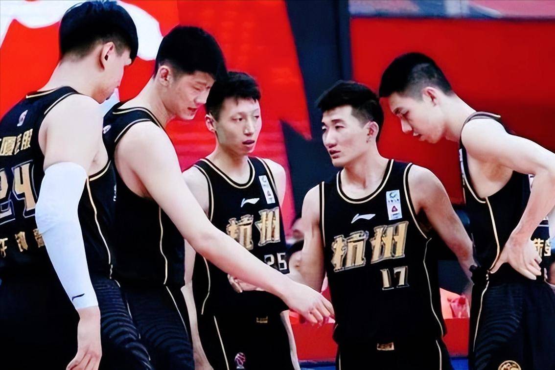 包含成都蓉城发布备战花絮；关键时刻回应争议；CBA季后赛任务艰巨；资深球员宣示担当的词条